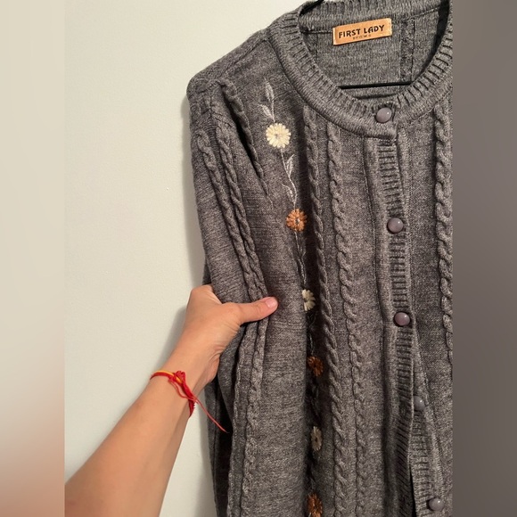 First Lady Cable Knit embroidered Cardigan- Medium PTP 19.5 inch - Picture 9 of 14